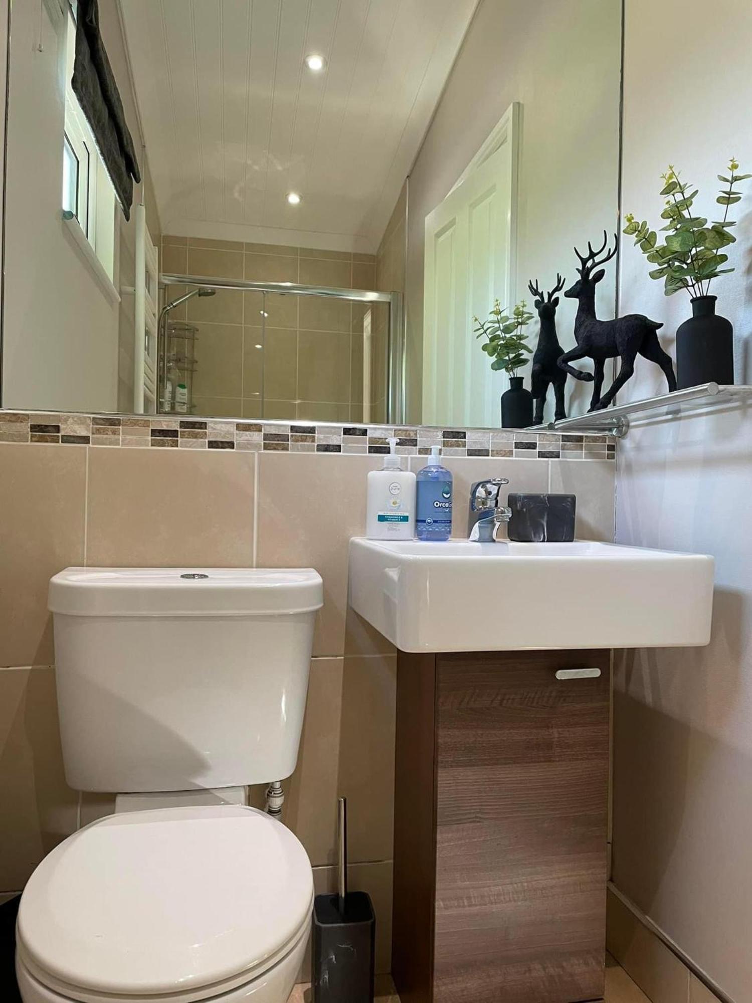 Riverbank Lodge Dollar Bagian luar foto